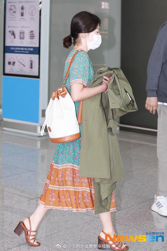 Son Ye Jin hạ đo ván Song Hye Kyo: Người biến sân bay thành sàn diễn, người ăn vận xuề xòa-9