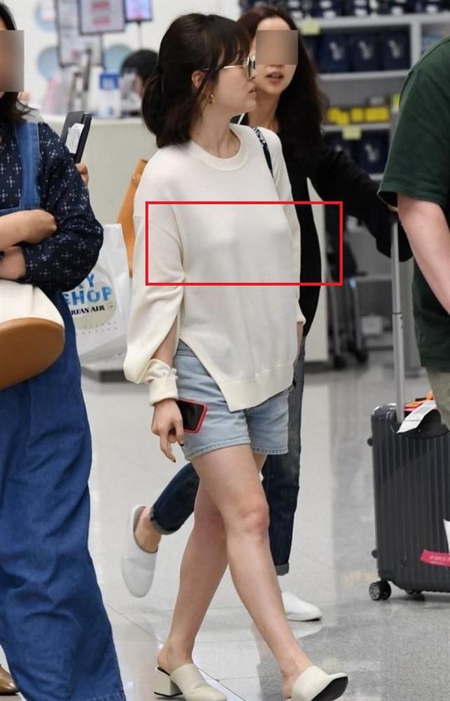 Son Ye Jin hạ đo ván Song Hye Kyo: Người biến sân bay thành sàn diễn, người ăn vận xuề xòa-10