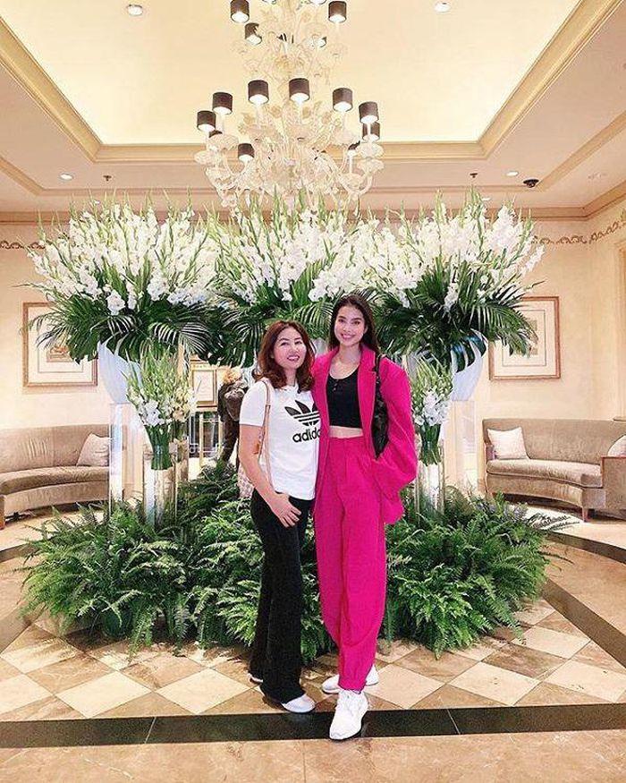 Mẹ Phạm Hương đẹp cỡ nào mà mạnh dạn đặt đầm dạ hội 10 triệu rồi bom hàng-5