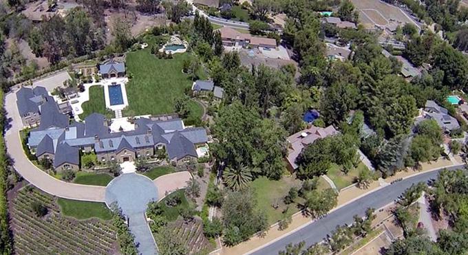 Khối tài sản 2,2 tỷ USD của Kim-Kanye-2