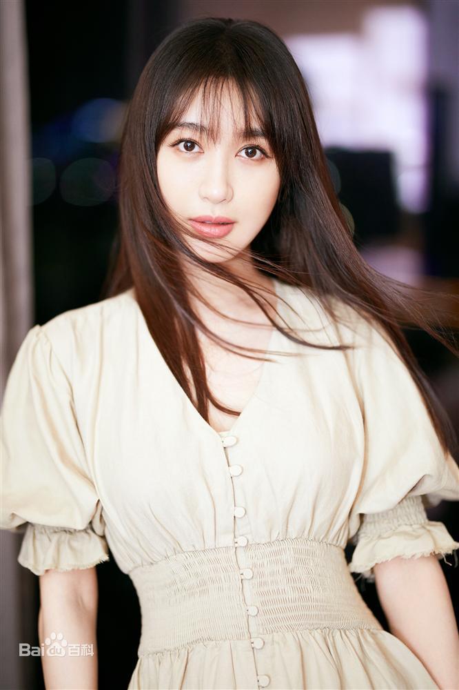 Nhan sắc Lý Phi Nhi: Người đẹp tố Angela Baby giật bồ-1