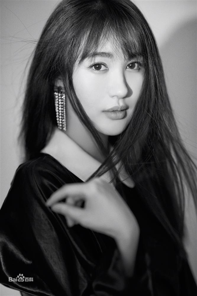 Nhan sắc Lý Phi Nhi: Người đẹp tố Angela Baby giật bồ-3