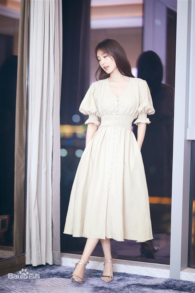 Nhan sắc Lý Phi Nhi: Người đẹp tố Angela Baby giật bồ-5