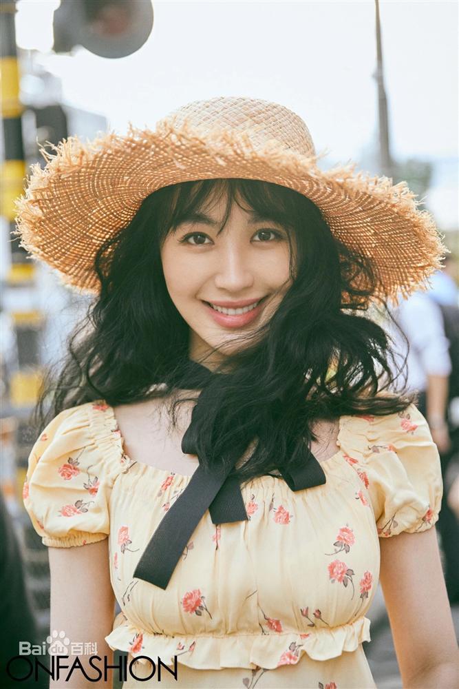 Nhan sắc Lý Phi Nhi: Người đẹp tố Angela Baby giật bồ-7