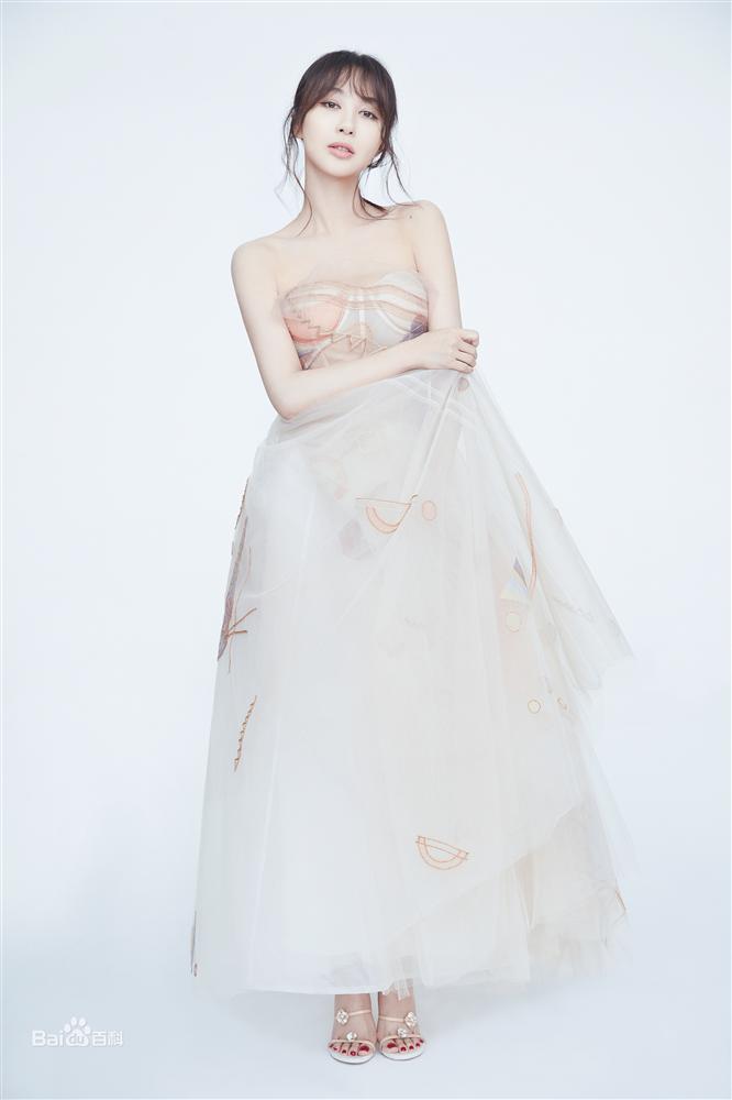 Nhan sắc Lý Phi Nhi: Người đẹp tố Angela Baby giật bồ-9