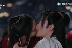 Triệu Lệ Dĩnh chủ động hôn môi Vương Nhất Bác, netizen náo loạn vì quá ngọt