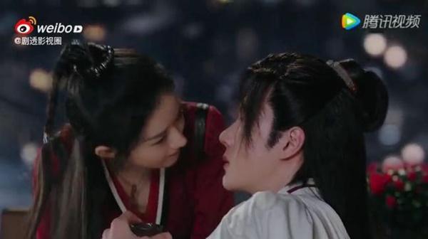 Triệu Lệ Dĩnh chủ động hôn môi Vương Nhất Bác, netizen náo loạn vì quá ngọt-1