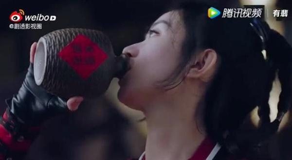 Triệu Lệ Dĩnh chủ động hôn môi Vương Nhất Bác, netizen náo loạn vì quá ngọt-7