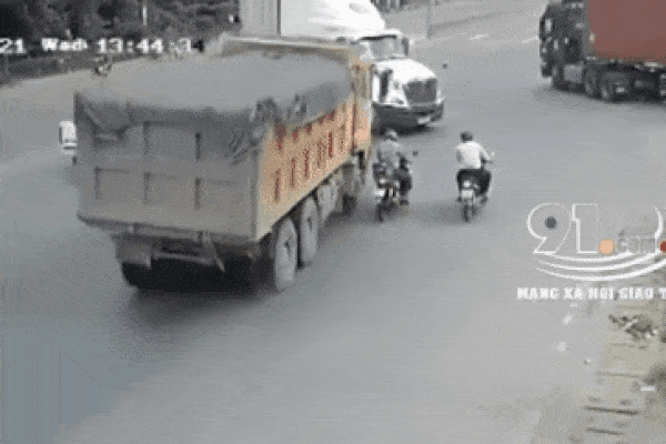 Clip: Tài xế nghi bị đột qụy, xe Porsche mất lái cày nát dải phân cách-5