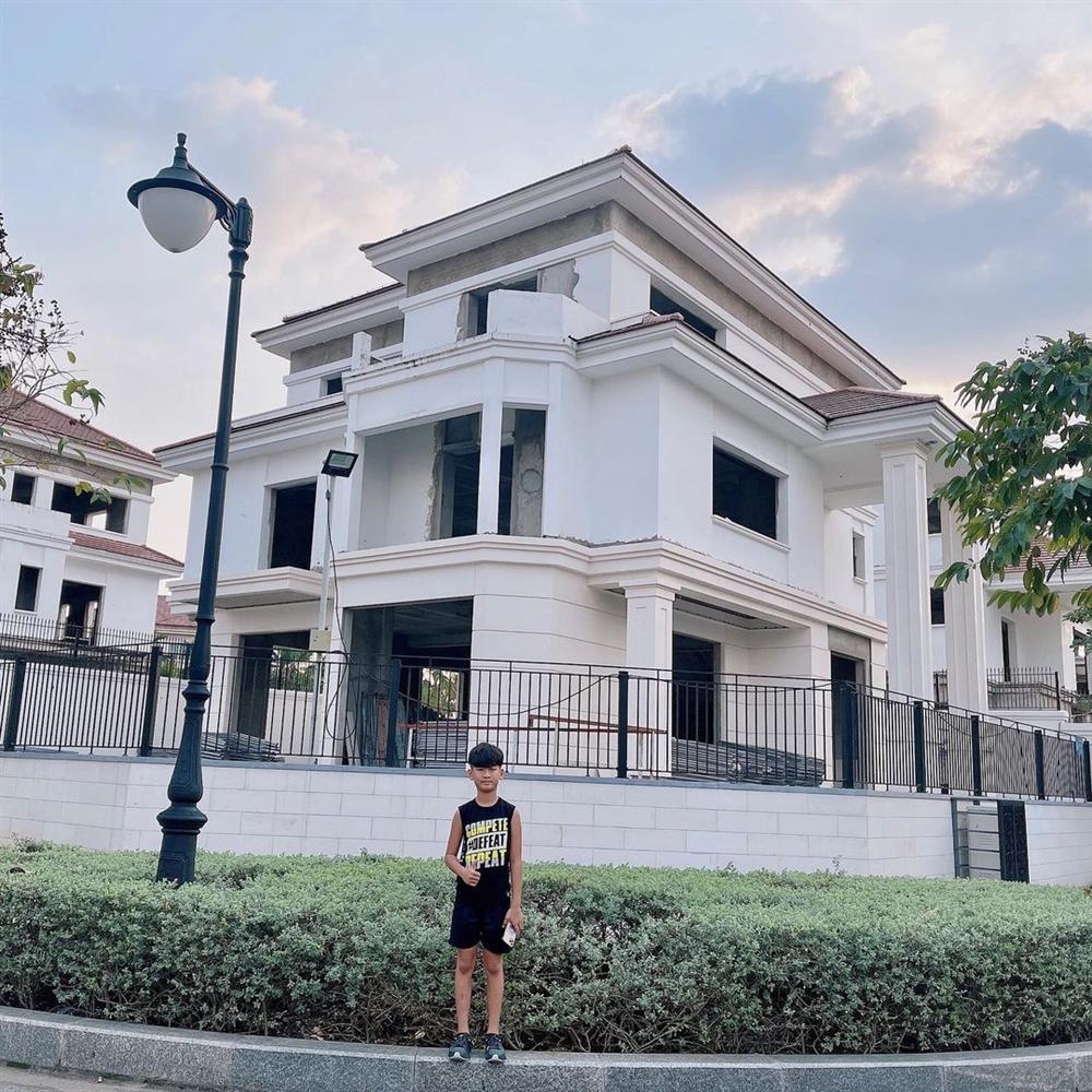 Sau ly hôn, chồng cũ Lệ Quyên tậu biệt thự sang chảnh hơn vợ-1