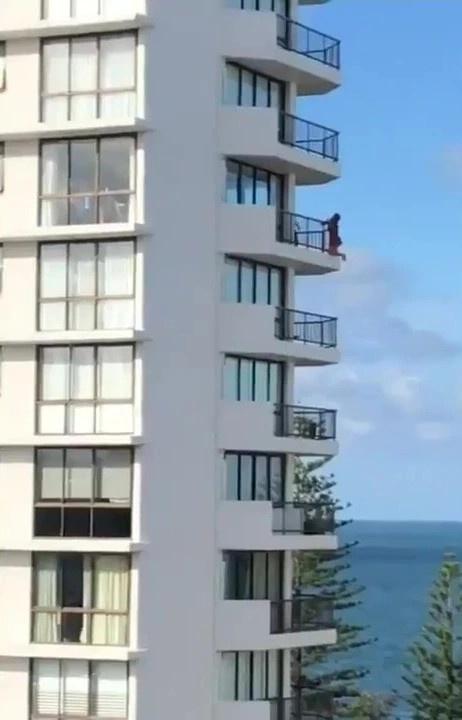 Treo người bên ngoài ban công tầng 11 để chụp ảnh ở Australia-1