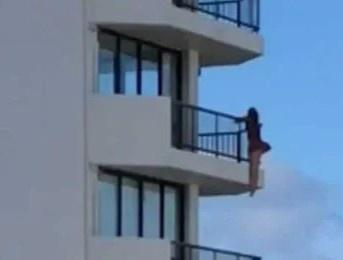 Treo người bên ngoài ban công tầng 11 để chụp ảnh ở Australia-2