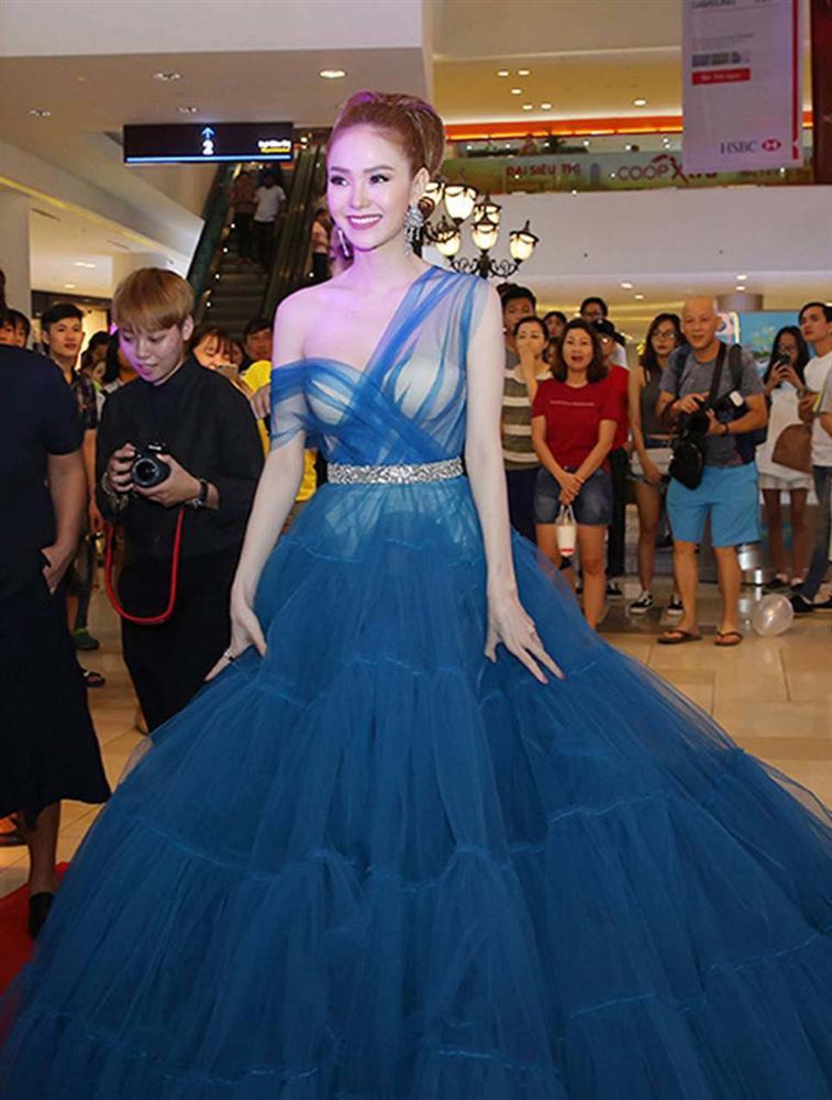 Đỗ Mỹ Linh, Ngọc Trinh cùng dàn mỹ nhân lộ nội y dưới ánh đèn flash-10