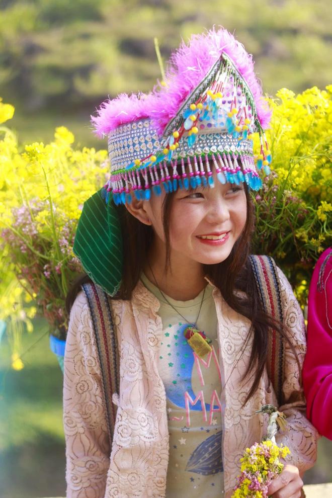 Phát sốt gương mặt bé gái Hà Giang cực xinh bế em bên đường-6