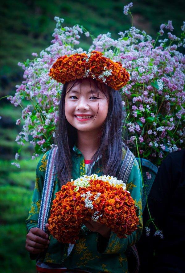 Cuộc sống thay đổi chóng mặt bé gái từng bán hoa dạo ở Hà Giang-1