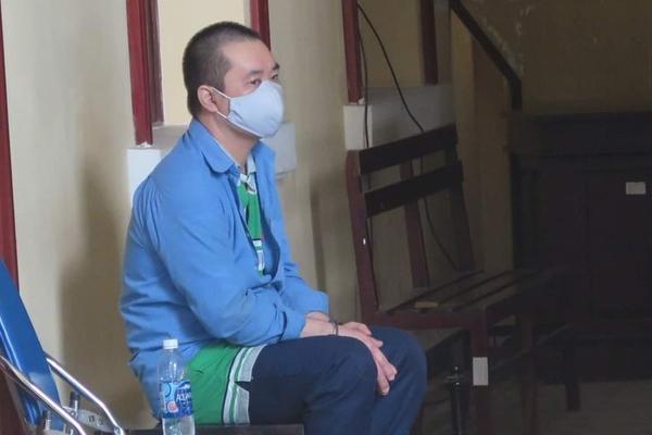 Thanh niên ngáo đá ôm khư khư bình gas, can xăng dọa châm lửa đốt nhà-3