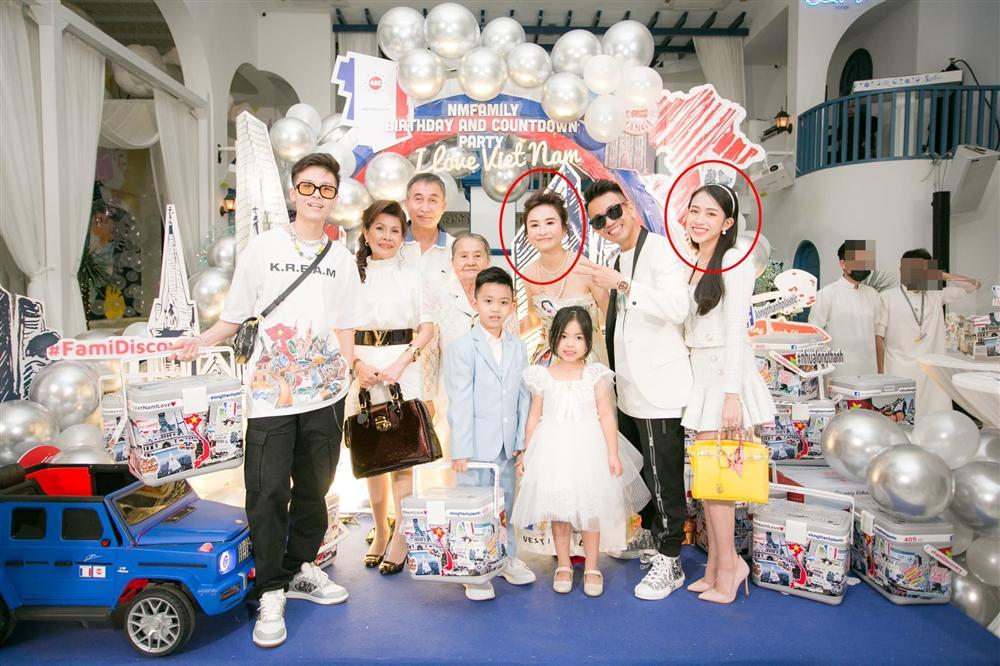 Chỉ 1 hình ảnh tiết lộ mối quan hệ giữa con gái Minh Nhựa và vợ 2 của bố-4