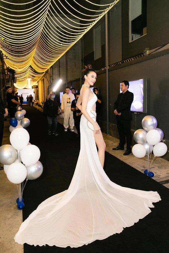 Mai Phương Thúy diện đồ đen giữa rừng mỹ nhân váy áo đủ màu-4