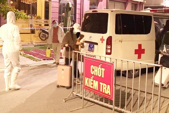 Bệnh nhân 1498 ra ngoài ăn tối khi phải cách ly tại nhà