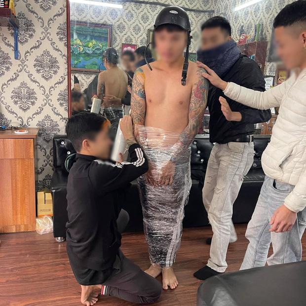 Thanh niên bị dán nilon kín người, trói dưới gốc cây, nguyên nhân phía sau gây sốc-1