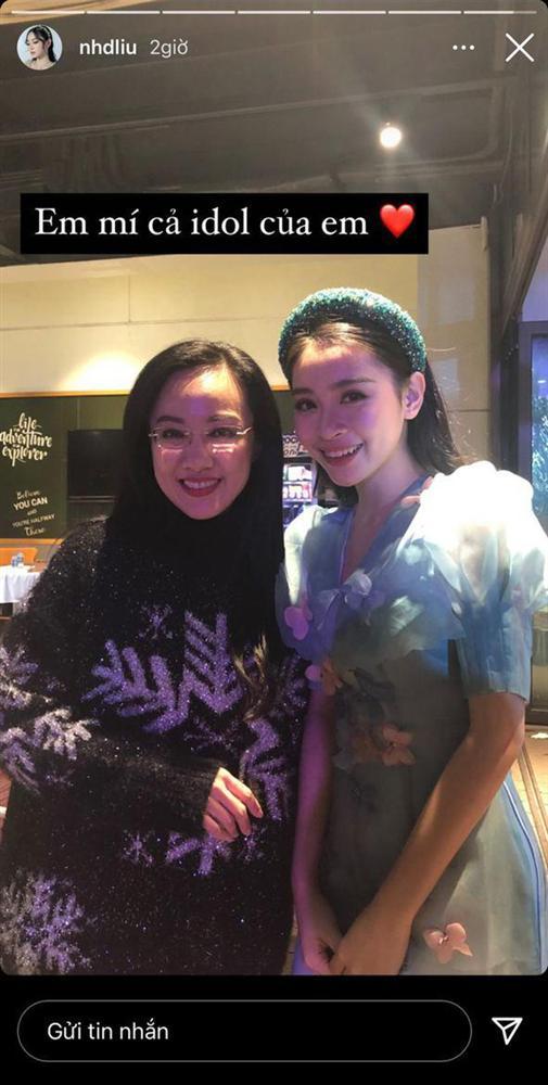 BTV Hoài Anh tiếp tục giật spotlight khi chung khung hình với thí sinh Hoa hậu kém mình 20 tuổi-1