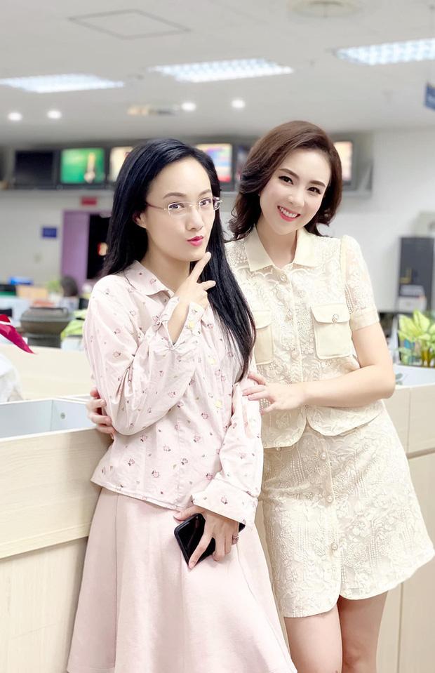 BTV Hoài Anh tiếp tục giật spotlight khi chung khung hình với thí sinh Hoa hậu kém mình 20 tuổi-2