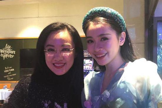 BTV Hoài Anh tiếp tục giật spotlight khi chung khung hình với thí sinh Hoa hậu kém mình 20 tuổi