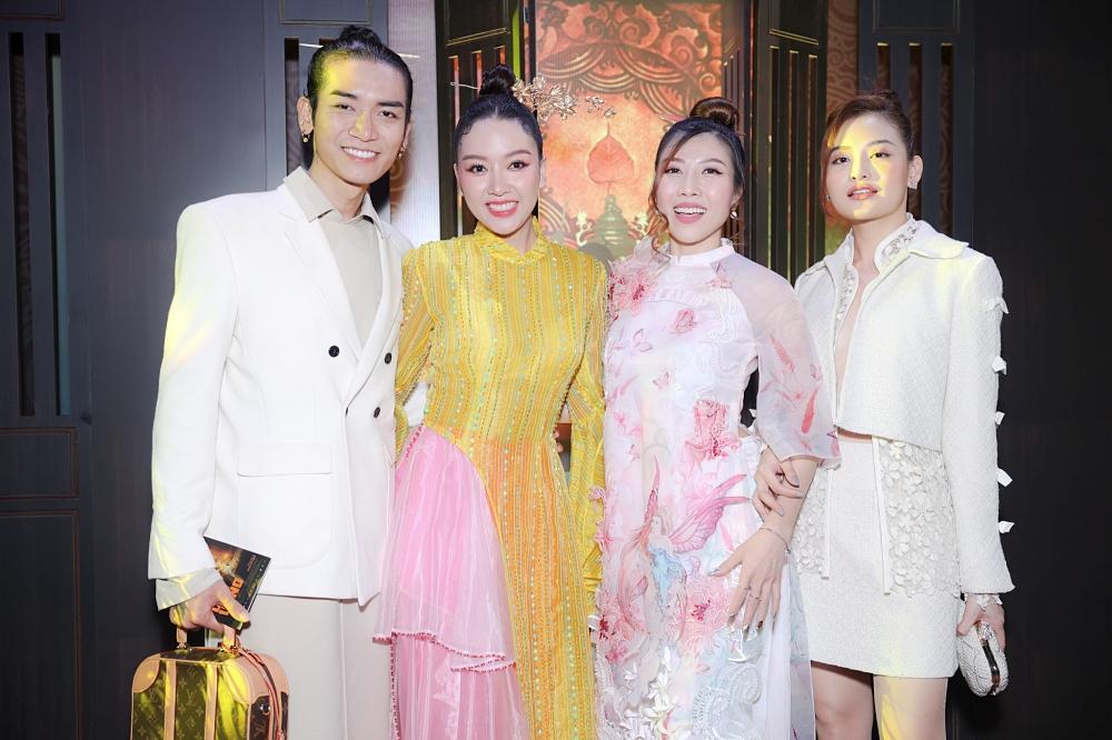 Vợ chồng Tăng Thanh Hà cùng gia đình đại náo thảm đỏ ra mắt phim Cậu Vàng-13
