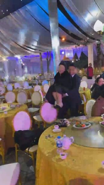 Bùi Tiến Dũng ngã sấp mặt vì bế khách nữ trong đám cưới ở Bắc Ninh-2