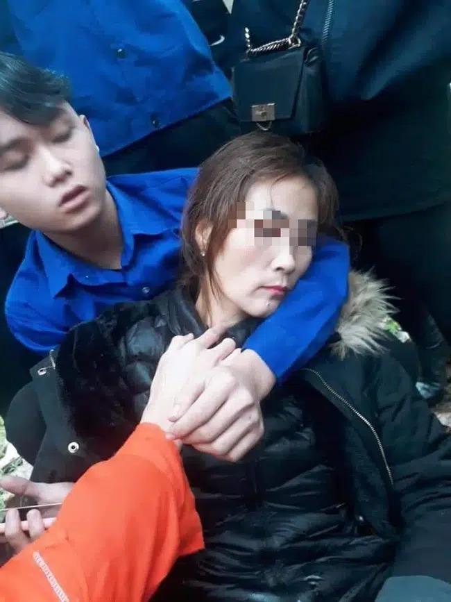 Đi khám bệnh, hai mẹ con nghi bị đánh thuốc mê, nằm hoảng loạn bên đường-1