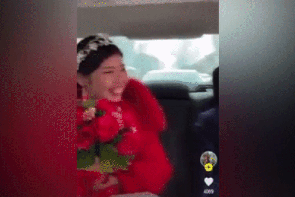 Xôn xao chú rể bật khóc nức nở khi nhìn thấy dung mạo cô dâu trong đám cưới