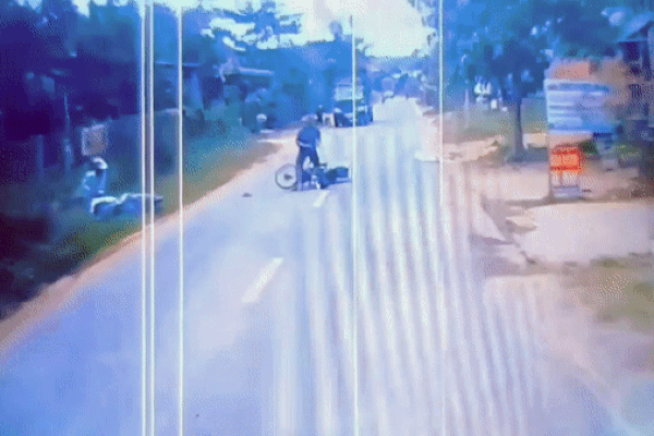 Clip: Chạy lấn làn gây tai nạn, gã đàn ông cầm gậy phang tới tấp vào tài xế xe ngược chiều