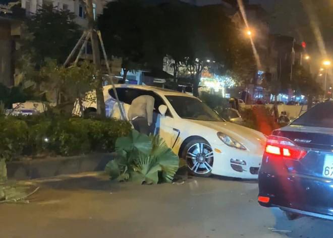 Clip: Tài xế nghi bị đột qụy, xe Porsche mất lái cày nát dải phân cách-2