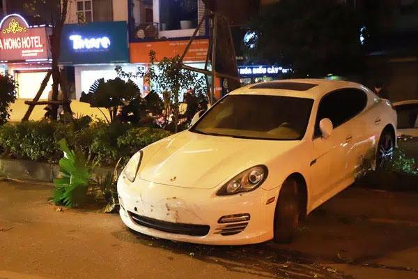 Vụ xe Porsche cày nát dải phân cách: Tài xế đứng cạnh bấm điện thoại, không có chuyện đột quỵ?-4