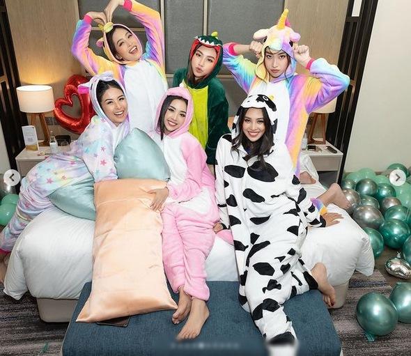 Đỗ Mỹ Linh, Tiểu Vy diện áo bà ba làm phù dâu đám cưới Á hậu Thúy An-11