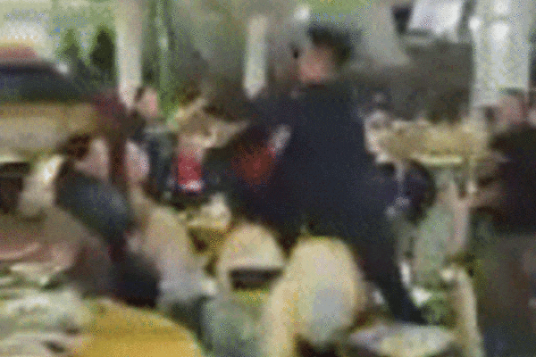 Lan truyền hình ảnh team mẹ chồng diện đồ sexy quẩy cực sung trong đám cưới-3