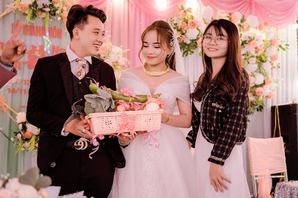 Cô dâu Quảng Ninh 'té ngửa' với quà cưới có 1-0-2 từ hội bạn thân
