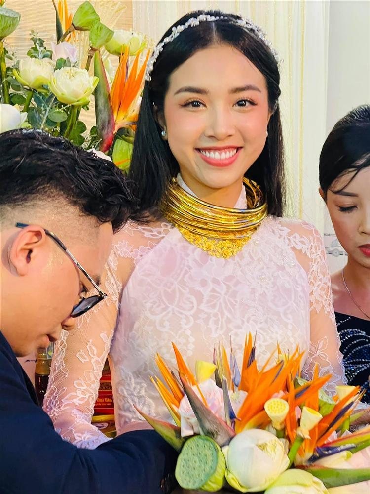 Á hậu Thúy An được trao của hồi môn 13 cây vàng đeo kín cổ kín tay-1