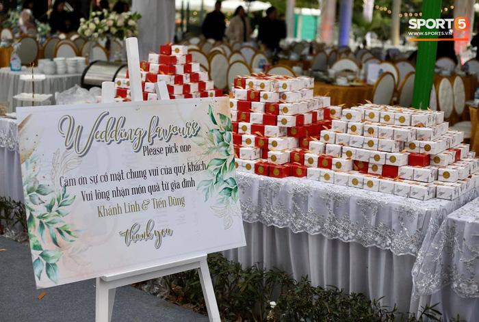 Bà xã Bùi Tiến Dũng mặc váy trễ nải, khoe vòng 1 ngồn ngộn giữa cái lạnh cắt da thịt-4