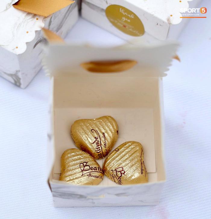 Bà xã Bùi Tiến Dũng mặc váy trễ nải, khoe vòng 1 ngồn ngộn giữa cái lạnh cắt da thịt-5