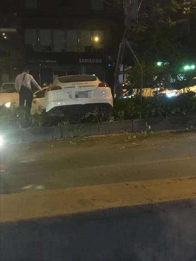 Vụ xe Porsche cày nát dải phân cách: Tài xế đứng cạnh bấm điện thoại, không có chuyện đột quỵ?-3