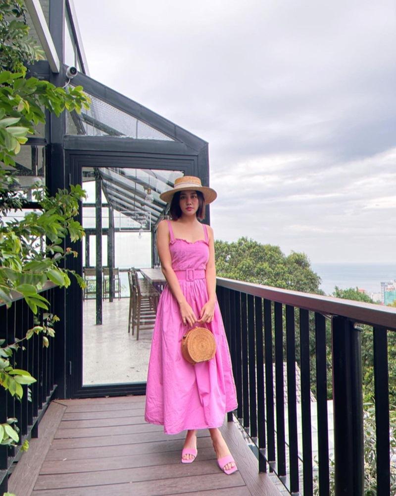 Chi Pu diện đầm khoét ngực sexy - Thiều Bảo Trâm body đẹp như truyện tranh-6