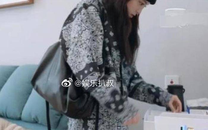 Âu Dương Na Na bị ném đá với sở thích mặc đồ của đồng nghiệp nam-4