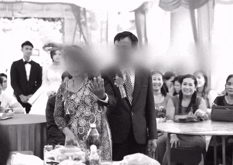 Mẹ hành động phũ với bố trong đám cưới con trai, biết lý do ai cũng thông cảm-1