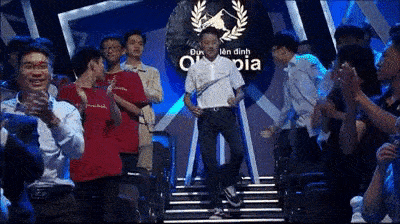 Vào trường quay chào khán giả, nam sinh Olympia bị khán giả đụng chạm vùng nhạy cảm-1