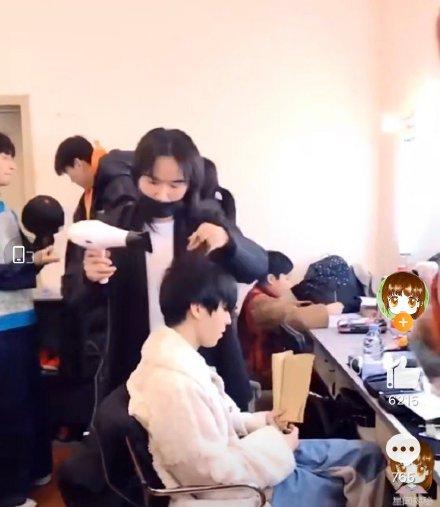 Vương Tuấn Khải tập tành thói hư hút thuốc?-2