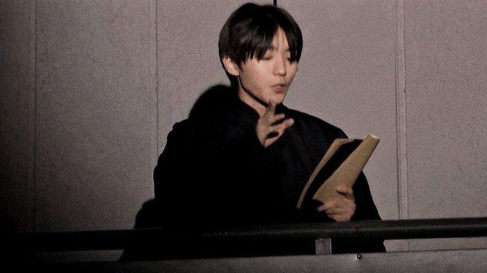 Vương Tuấn Khải tập tành thói hư hút thuốc?-5