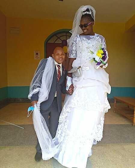 Chuyện tình của anh chàng thấp hơn vợ 1,2 m-1