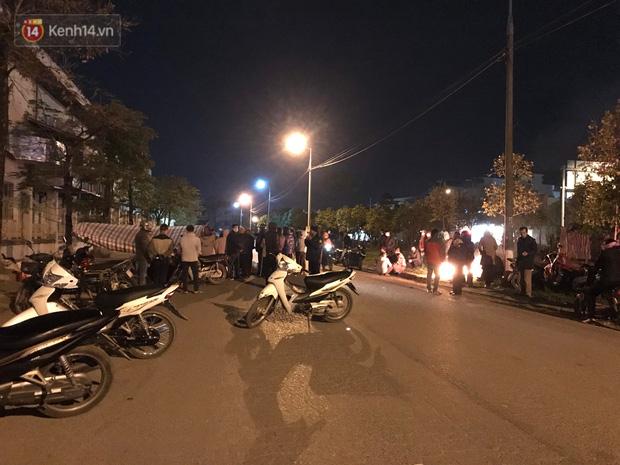Vụ cô gái bị nam thanh niên sát hại dã man ở Hà Nội: Người thân khóc ngất giữa đêm đông giá tại hiện trường-1