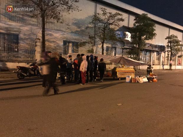 Vụ cô gái bị nam thanh niên sát hại dã man ở Hà Nội: Người thân khóc ngất giữa đêm đông giá tại hiện trường-4